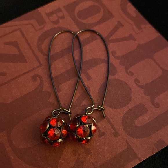Red/black dangle earrings - Picture 2 of 2